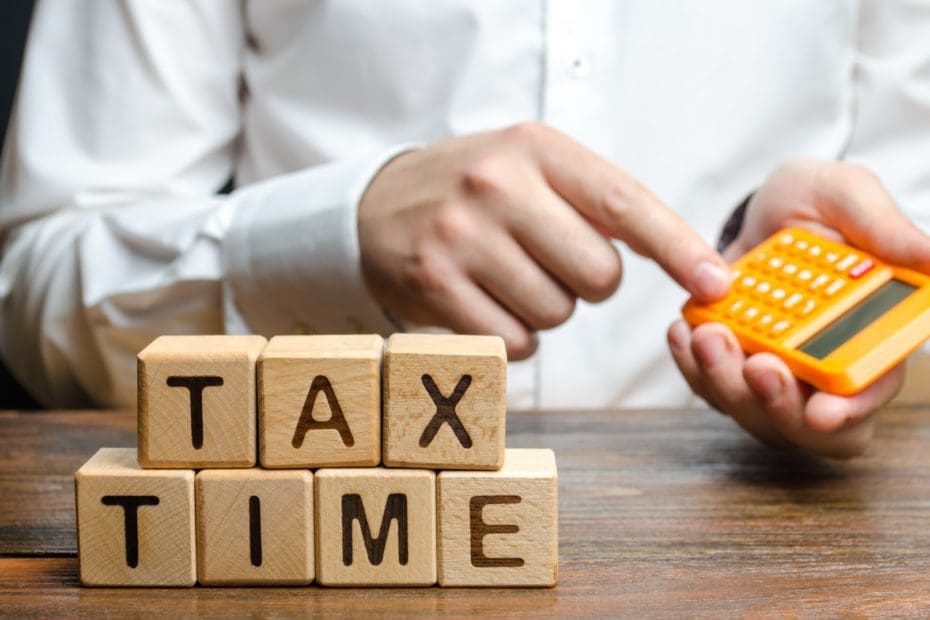 the-guy-counts-on-the-calculator-the-necessary-tax-2021-08-31-04-12-37-utc